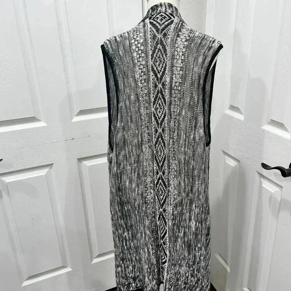 Absolutely Famous plus size, sleeveless, open front, open knit, sweater - Picture 5 of 11